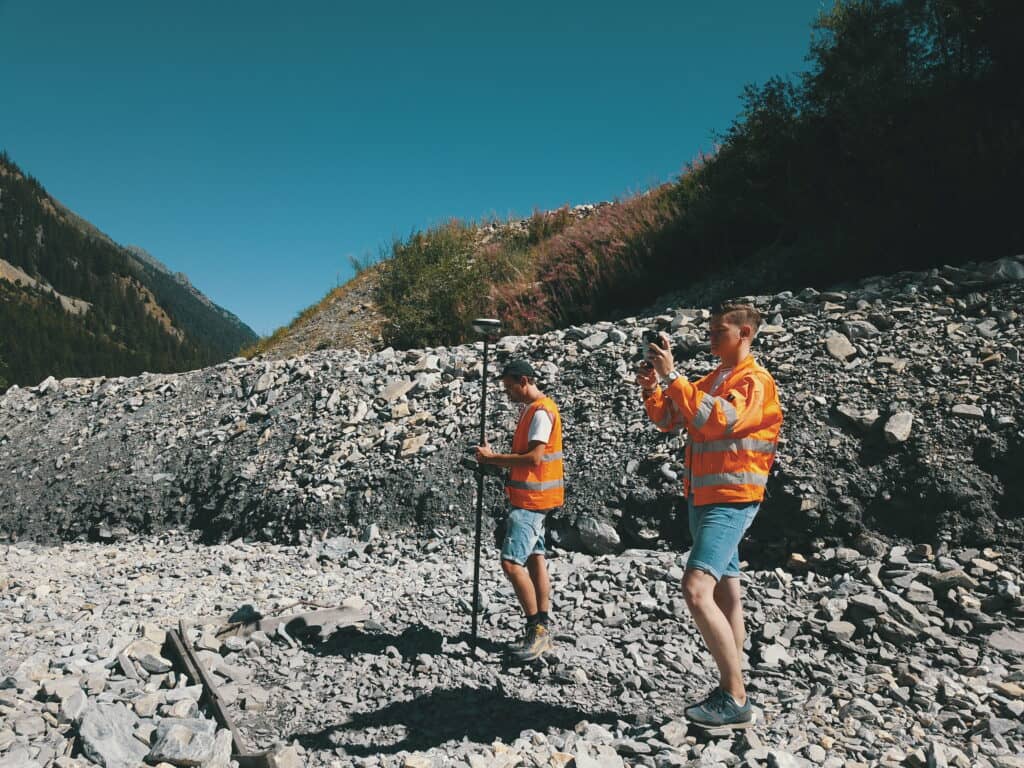 Leonard Evequoz (left) and Rodrigo Martins (right) scanning the river valley.