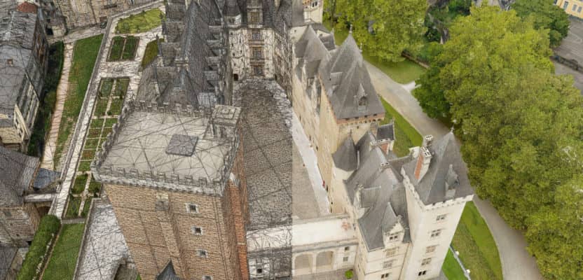 Cities around the world are seeking "digital twins" to plan, analyze, operate and design. Pau, France, is on the cutting edge with its 3D model (mesh). On the right of these images is the actual city. On the left is the 3D mesh, that can serve as the spatial foundation for a digital twin.