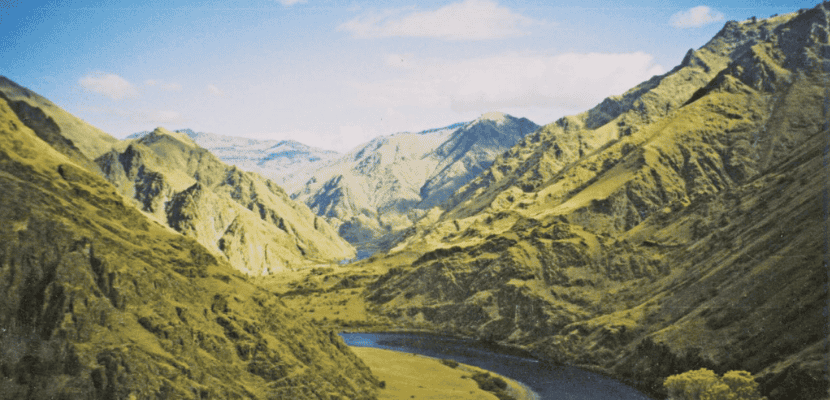 Snake River winds through Hells Canyon, shown here between Kirkwood Historic Ranch and Pittsburg Landing. Credit: X-Weinzar.