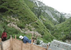 As part of the water project, Curingue residents work on building a structure for water collection, storage, and pumping.